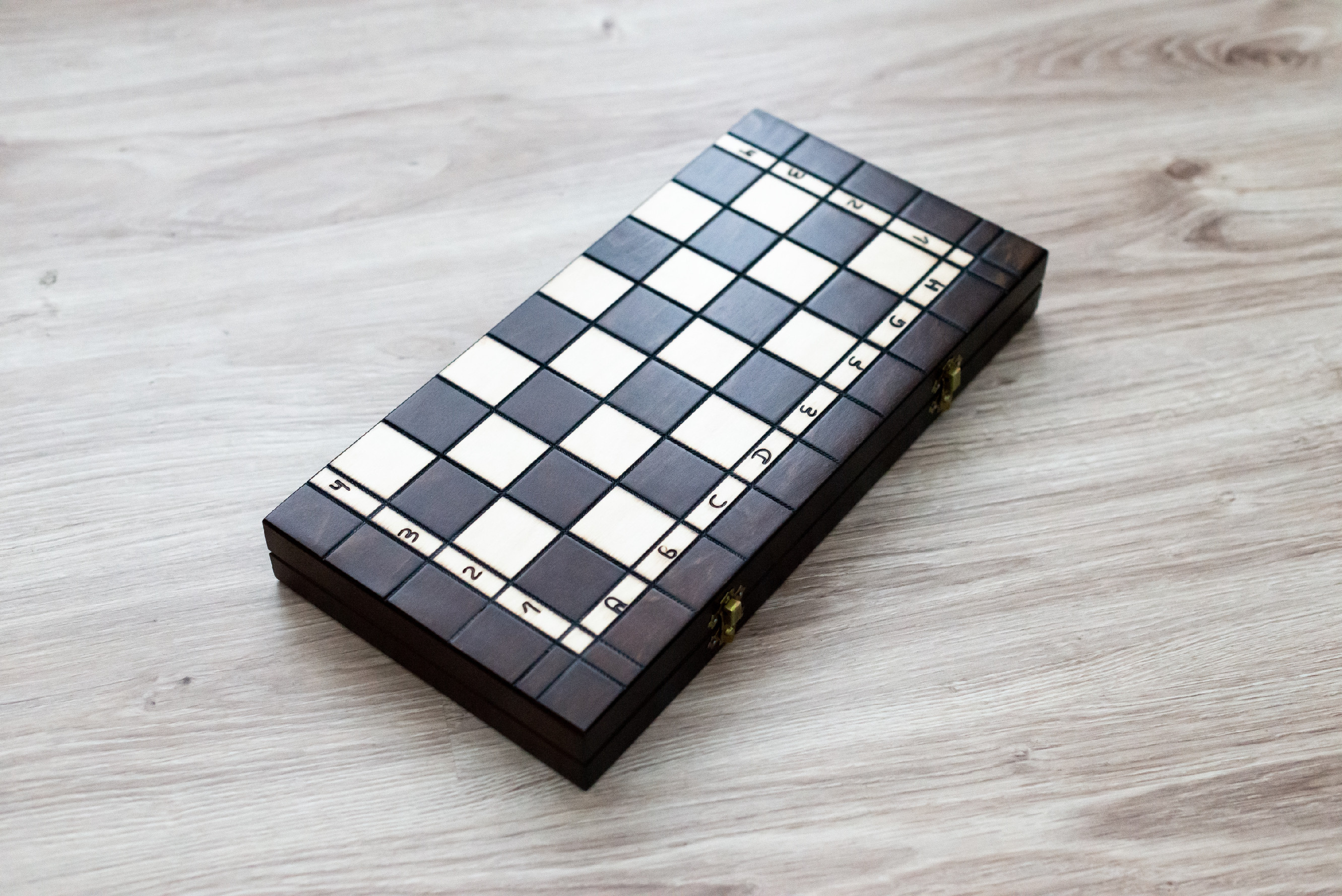 Drevené šachy a backgammon