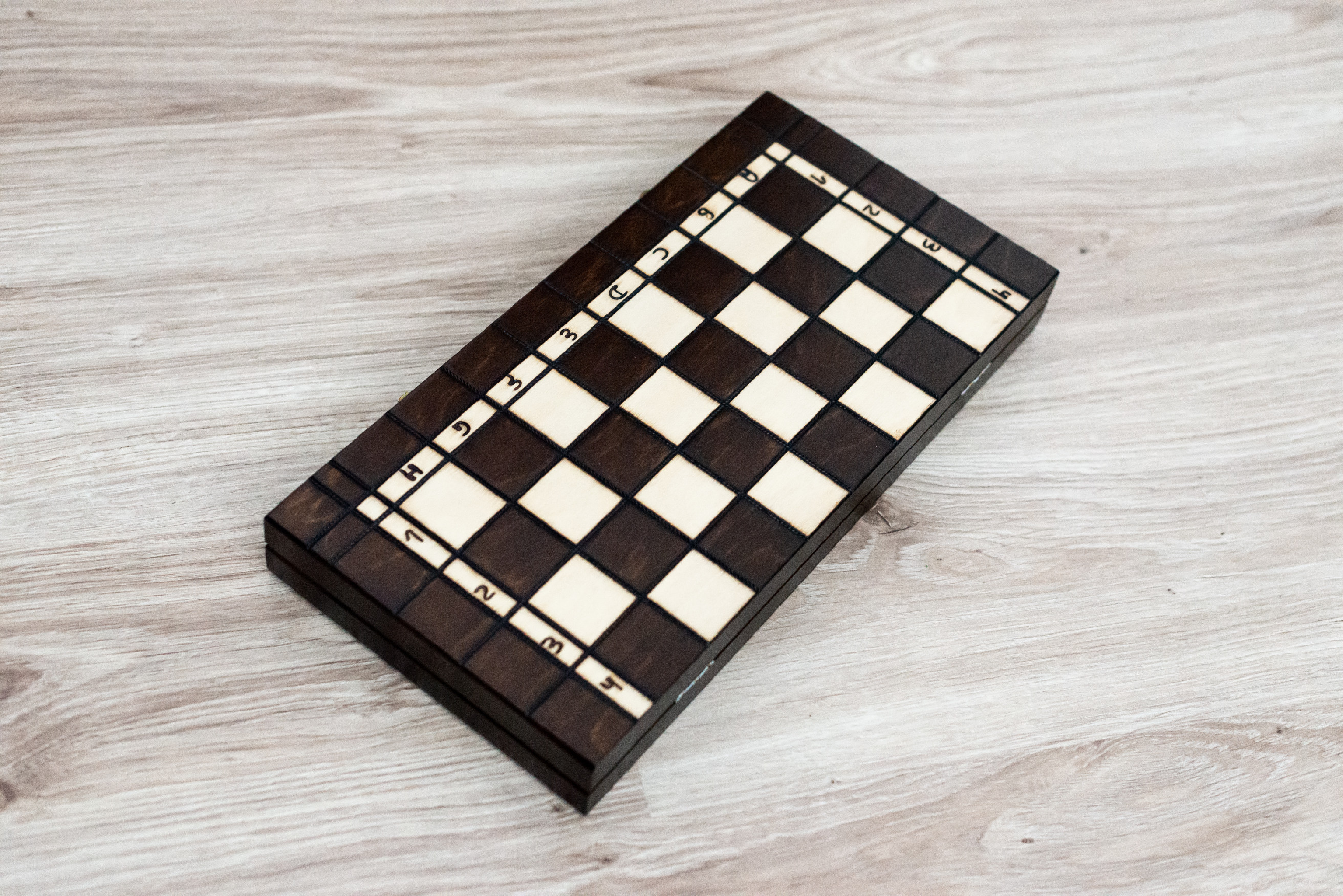 Drevené šachy a backgammon