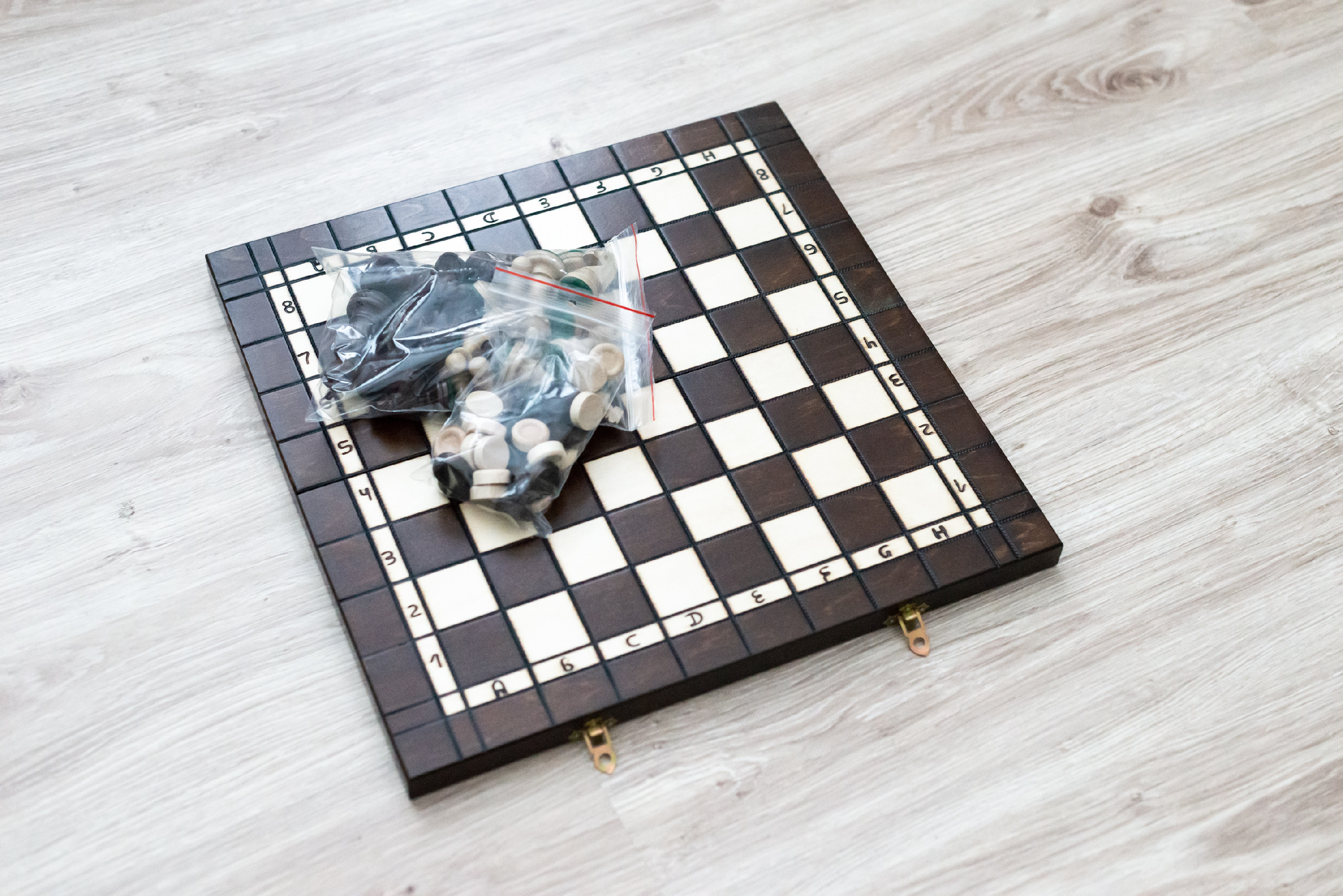 Drevené šachy a backgammon