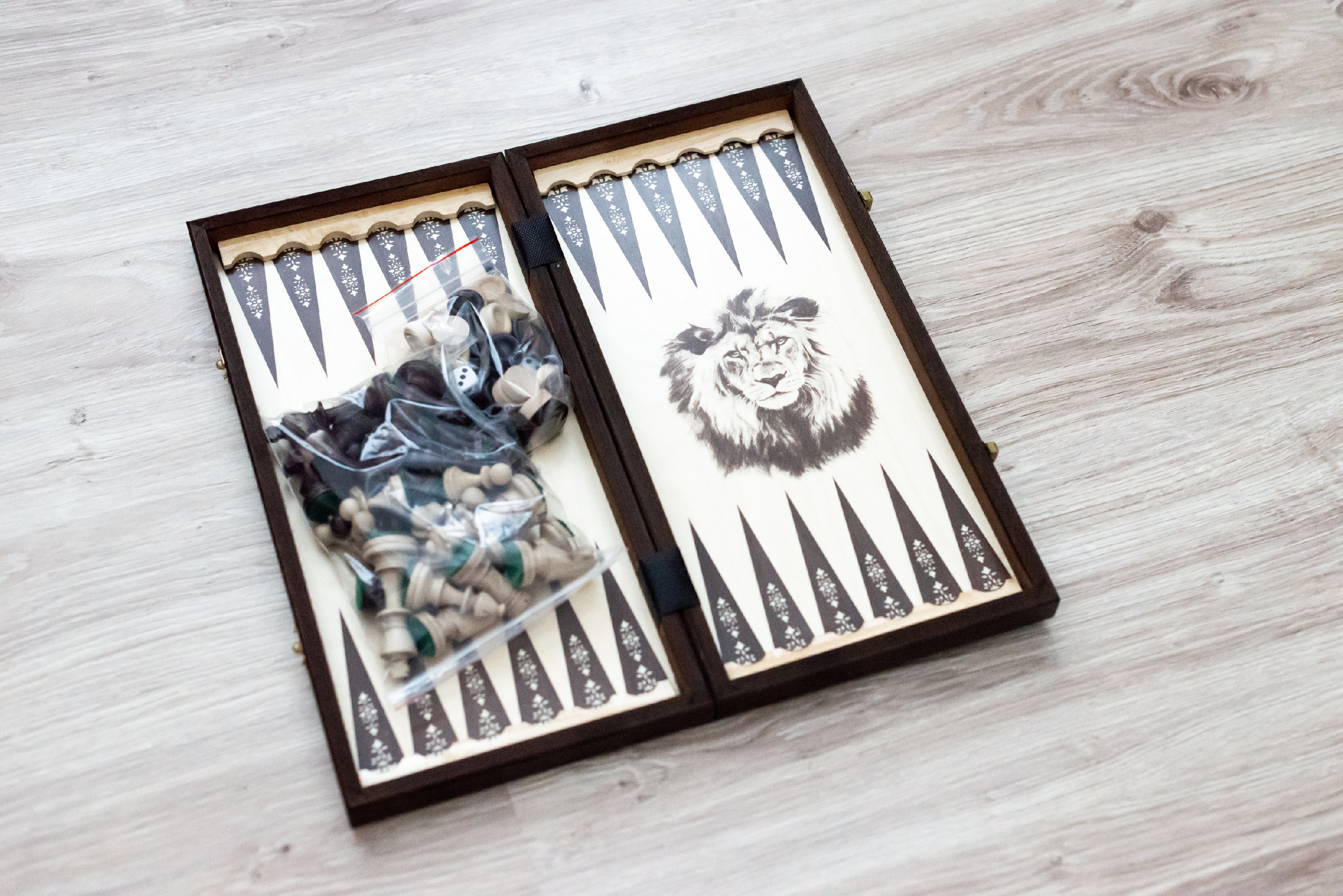 Drevené šachy a backgammon