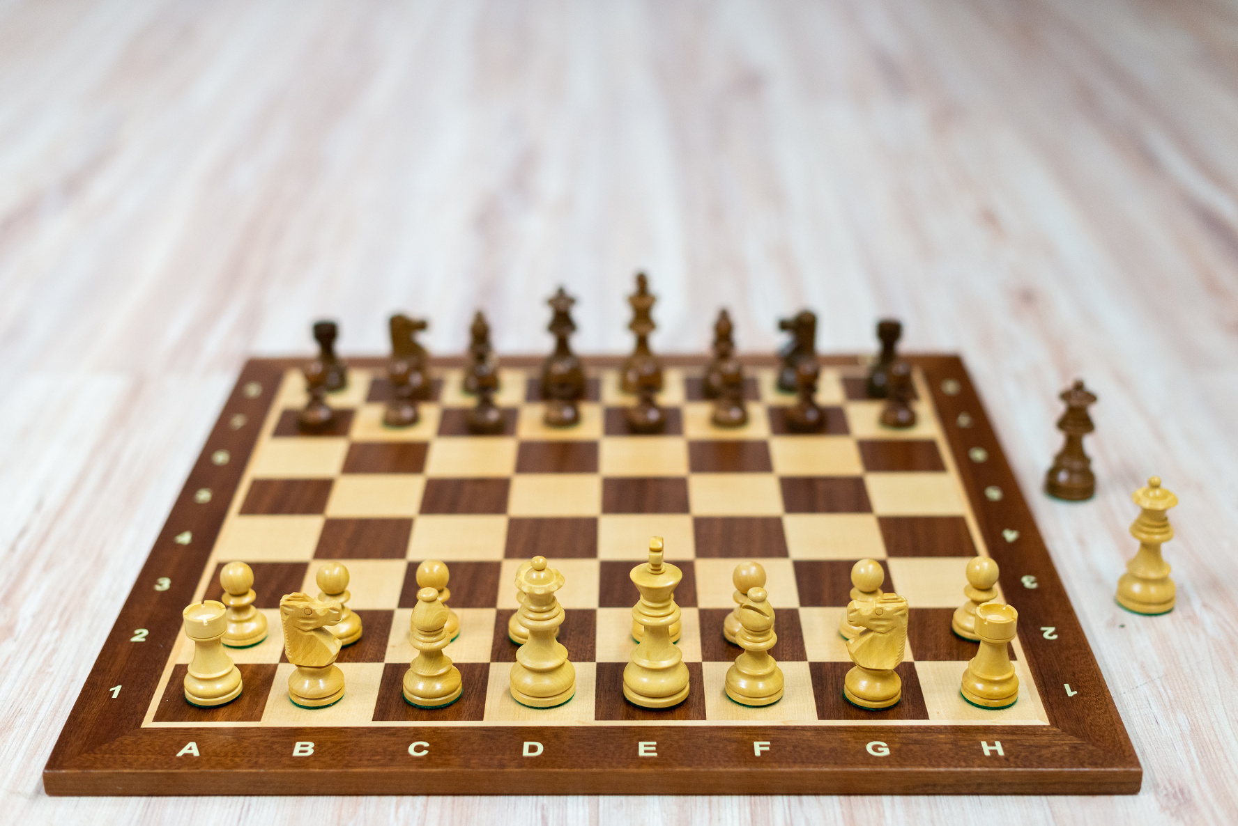 Drevená šachová súprava Home s javorovou šachovnicou