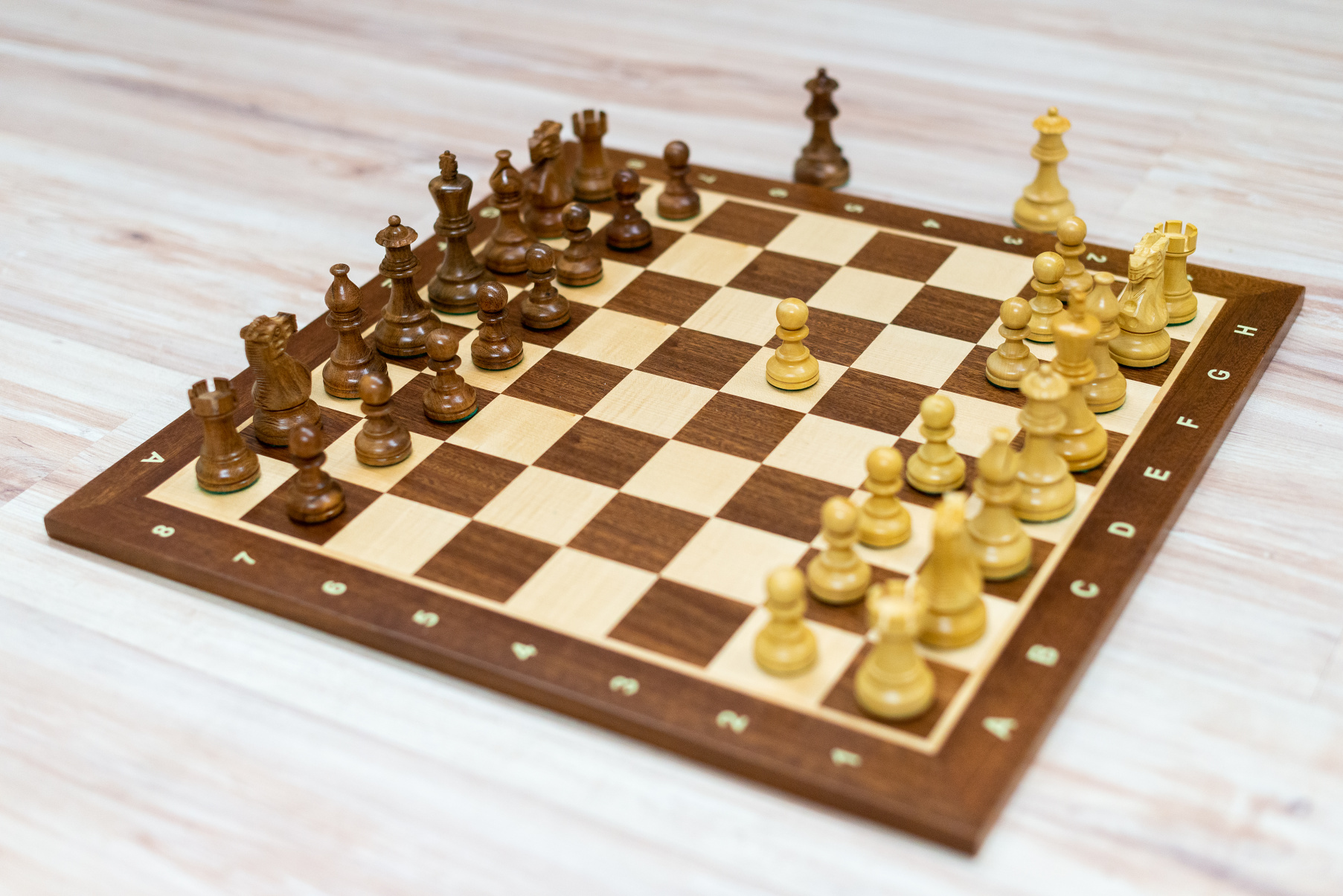 Drevená šachová súprava Klasik s javorovou šachovnicou