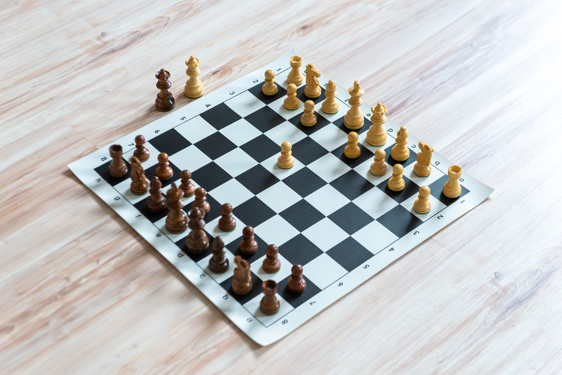 Šachová súprava Francúzky agát na čiernej šachovnici