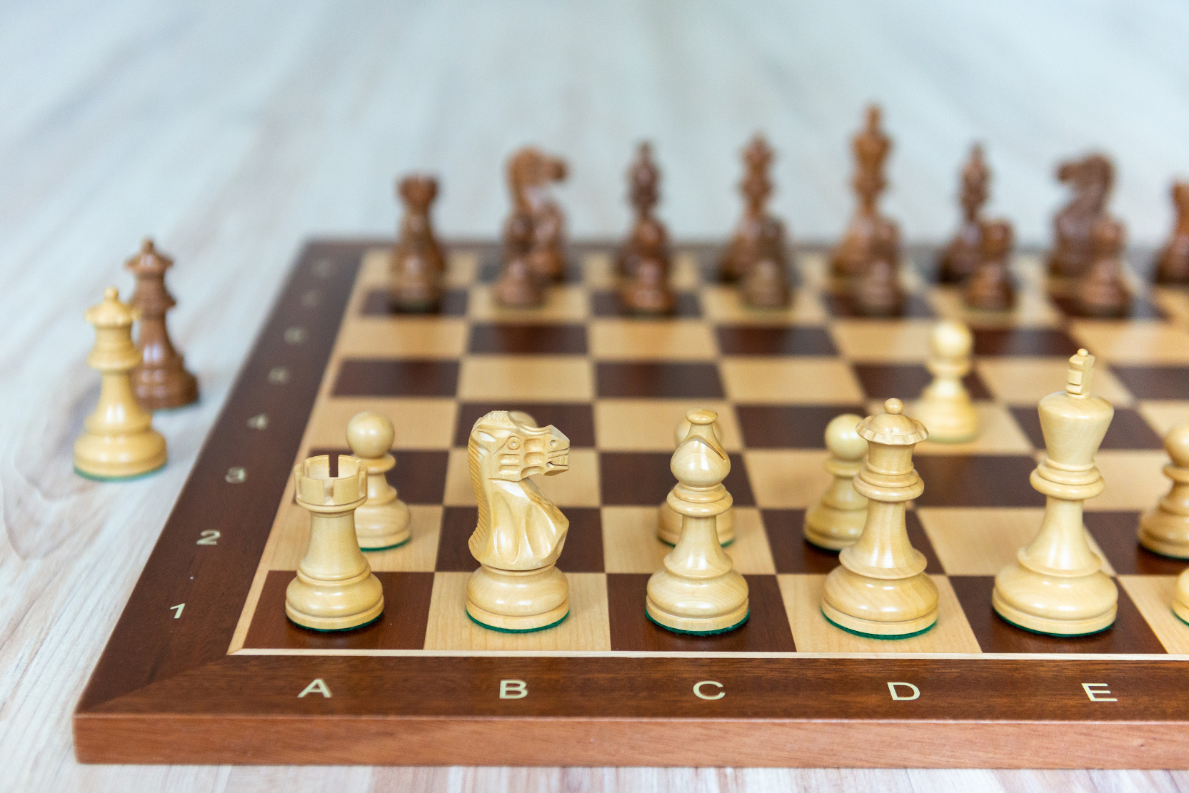 Drevená šachová súprava KLASIK s javorovou šachovnicou MAXI