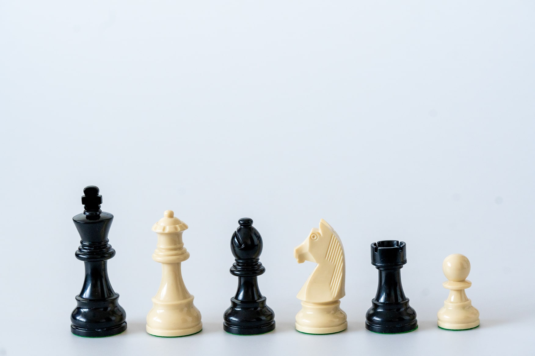 Šachové figúrky Staunton krémové