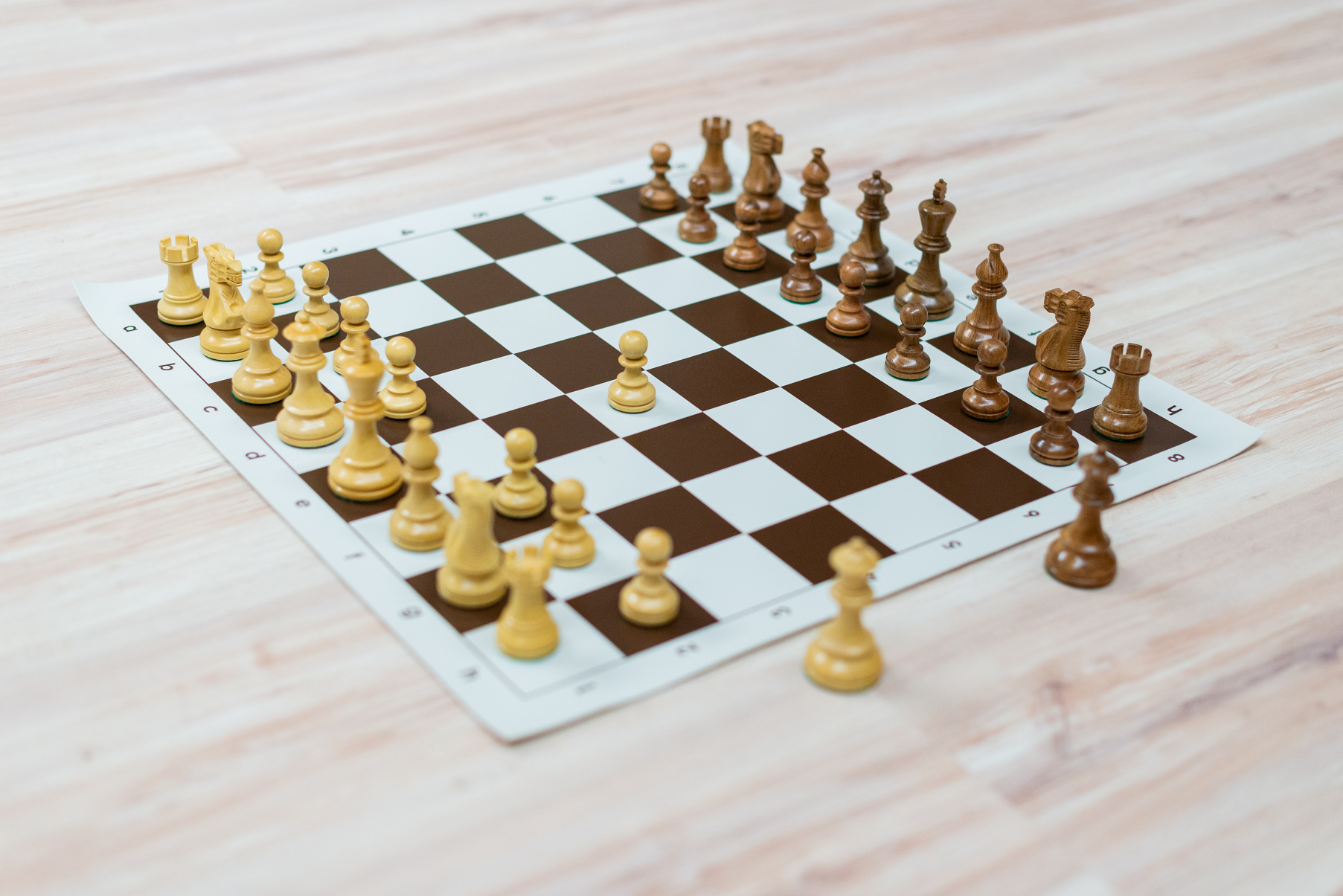 Drevená šachová súprava Klasik s rolovacou hnedou šachovnicou