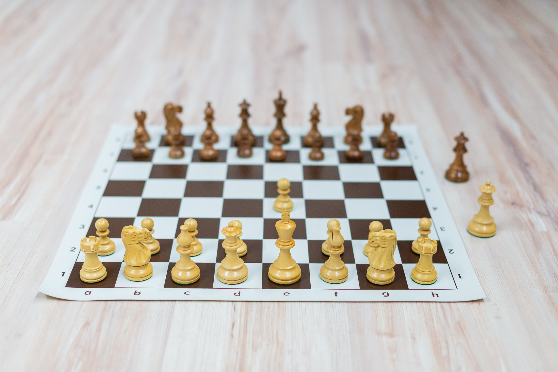 Drevená šachová súprava Klasik s rolovacou hnedou šachovnicou