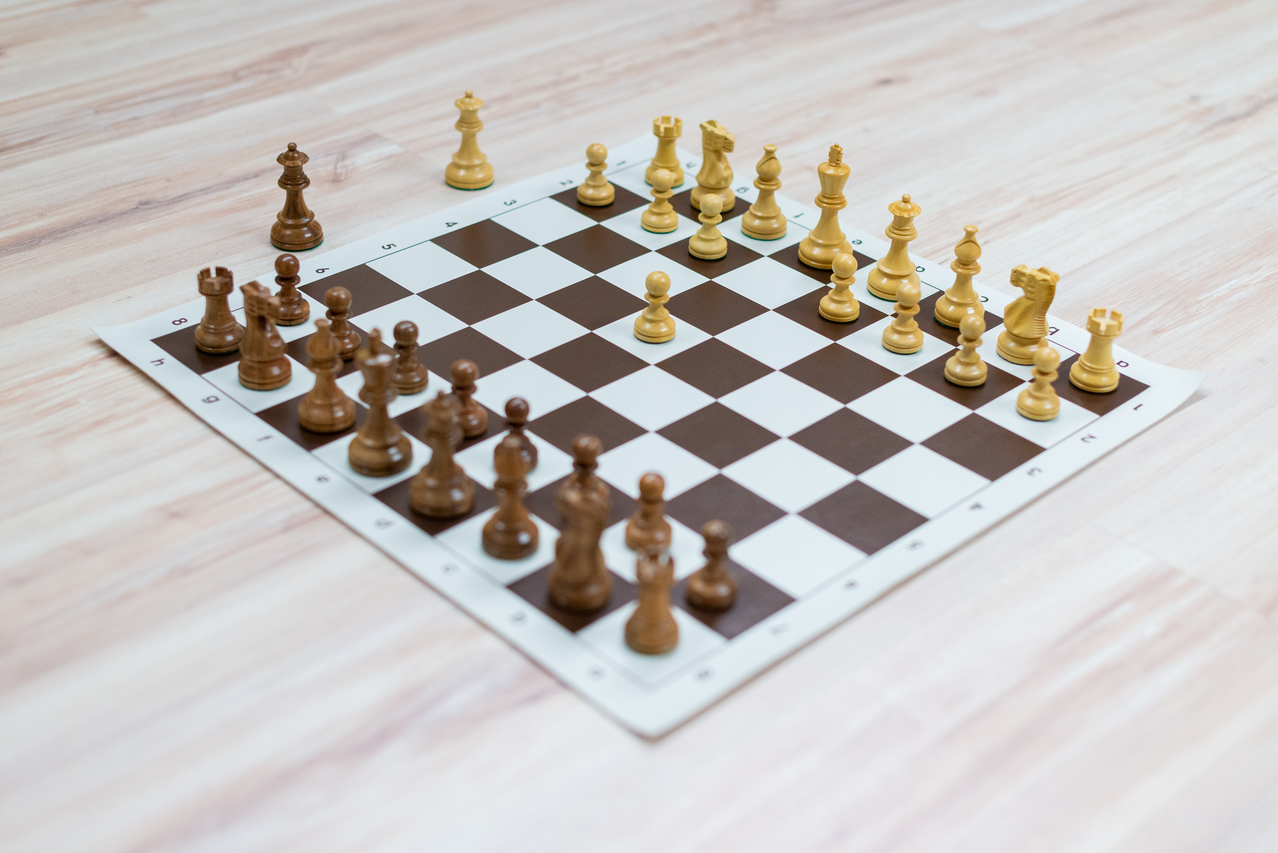 Drevená šachová súprava Klasik s rolovacou hnedou šachovnicou