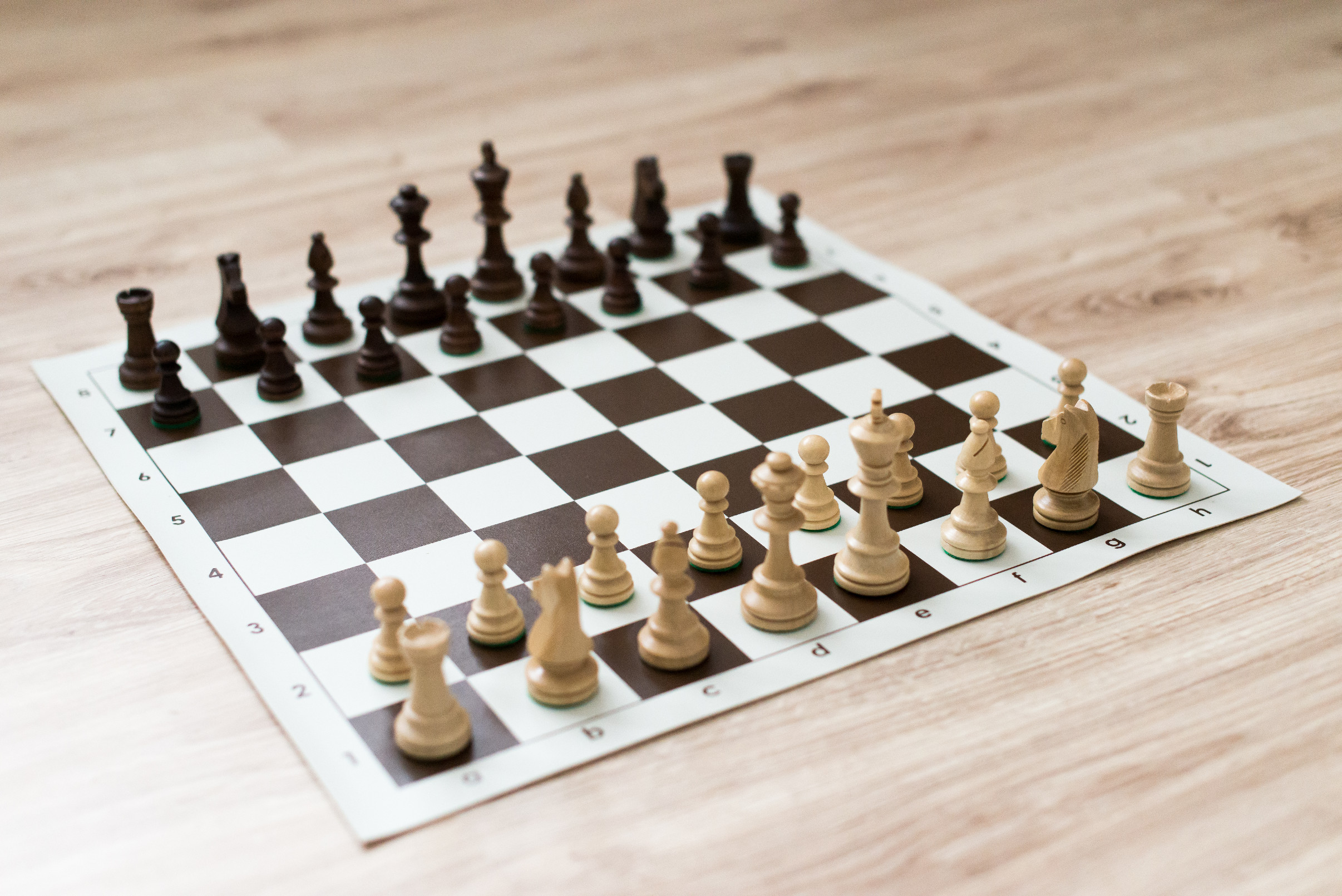 Drevená šachová súprava STAUNTON KLASIK HNEDÁ