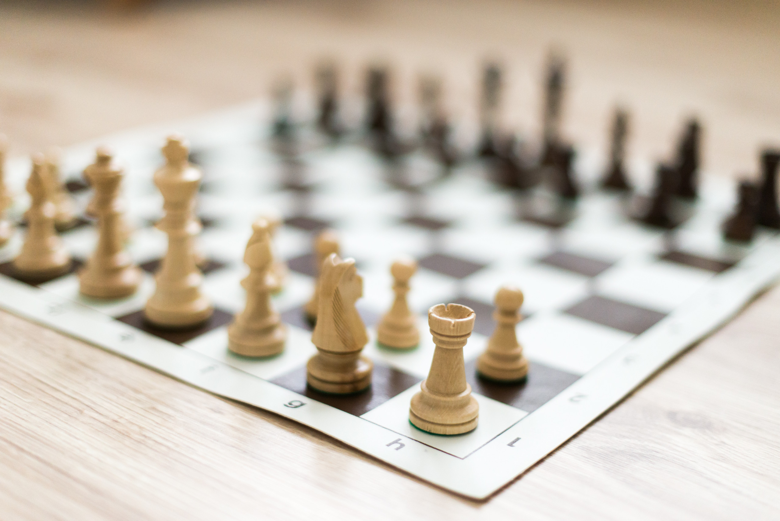 Drevená šachová súprava STAUNTON KLASIK HNEDÁ