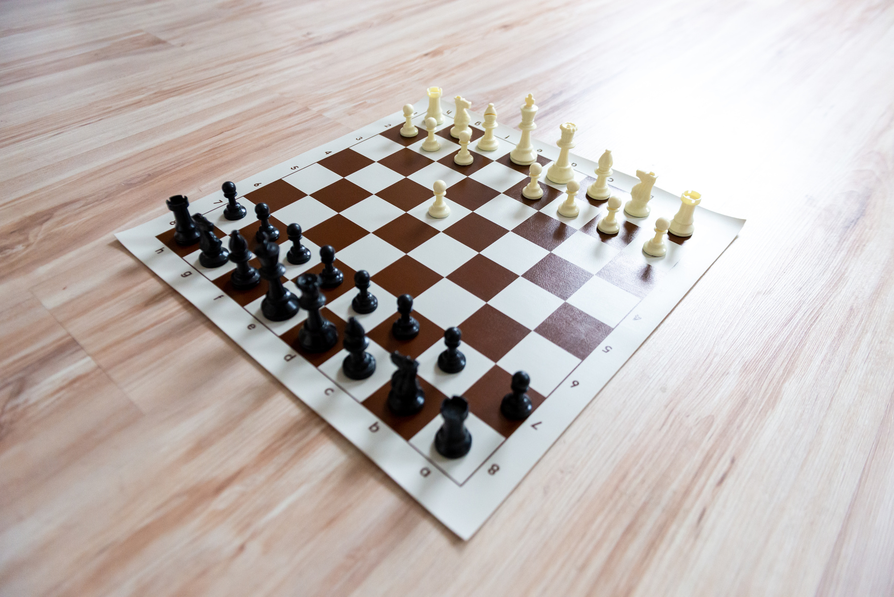 Rolovacia šachovnica hnedá, šachové figúrky