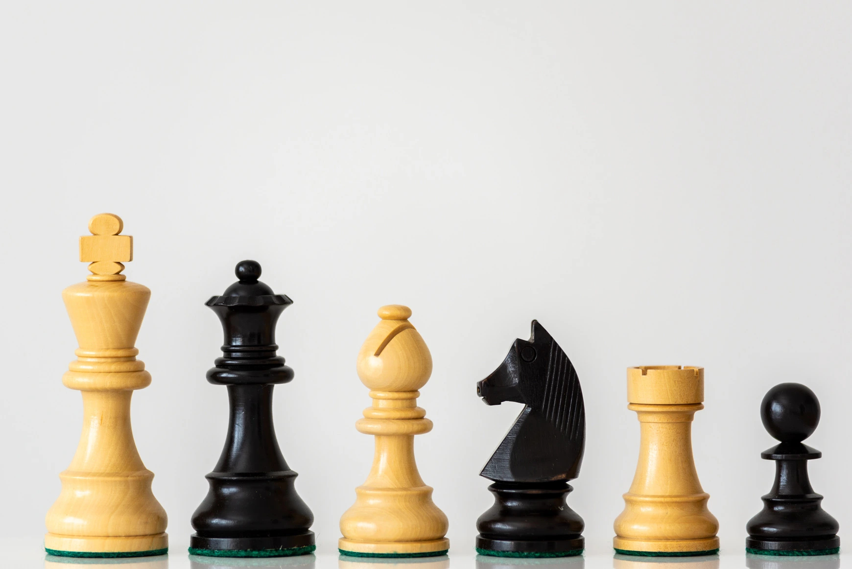 Šachové figúrky PROFESIONÁL z agátu ebonizované