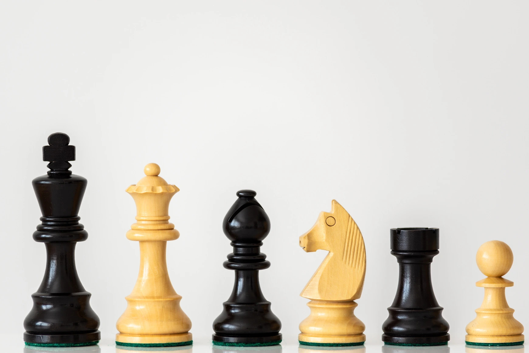 Šachové figúrky PROFESIONÁL z agátu ebonizované