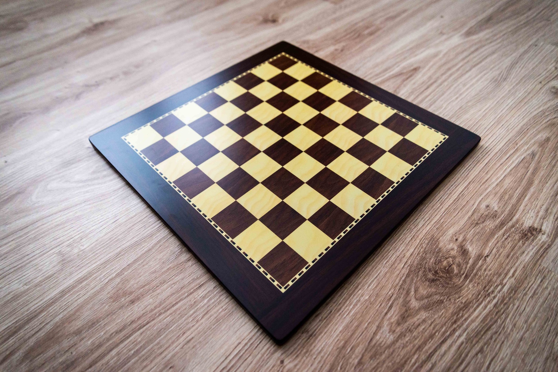 Dřevěná šachovnice LUX hnedá střední