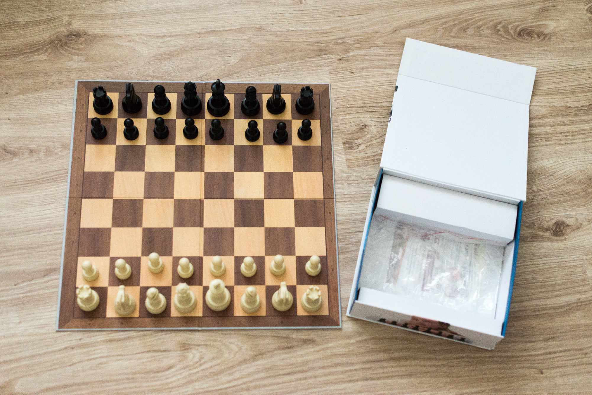 Šachová súprava s digitálnymi hodinami