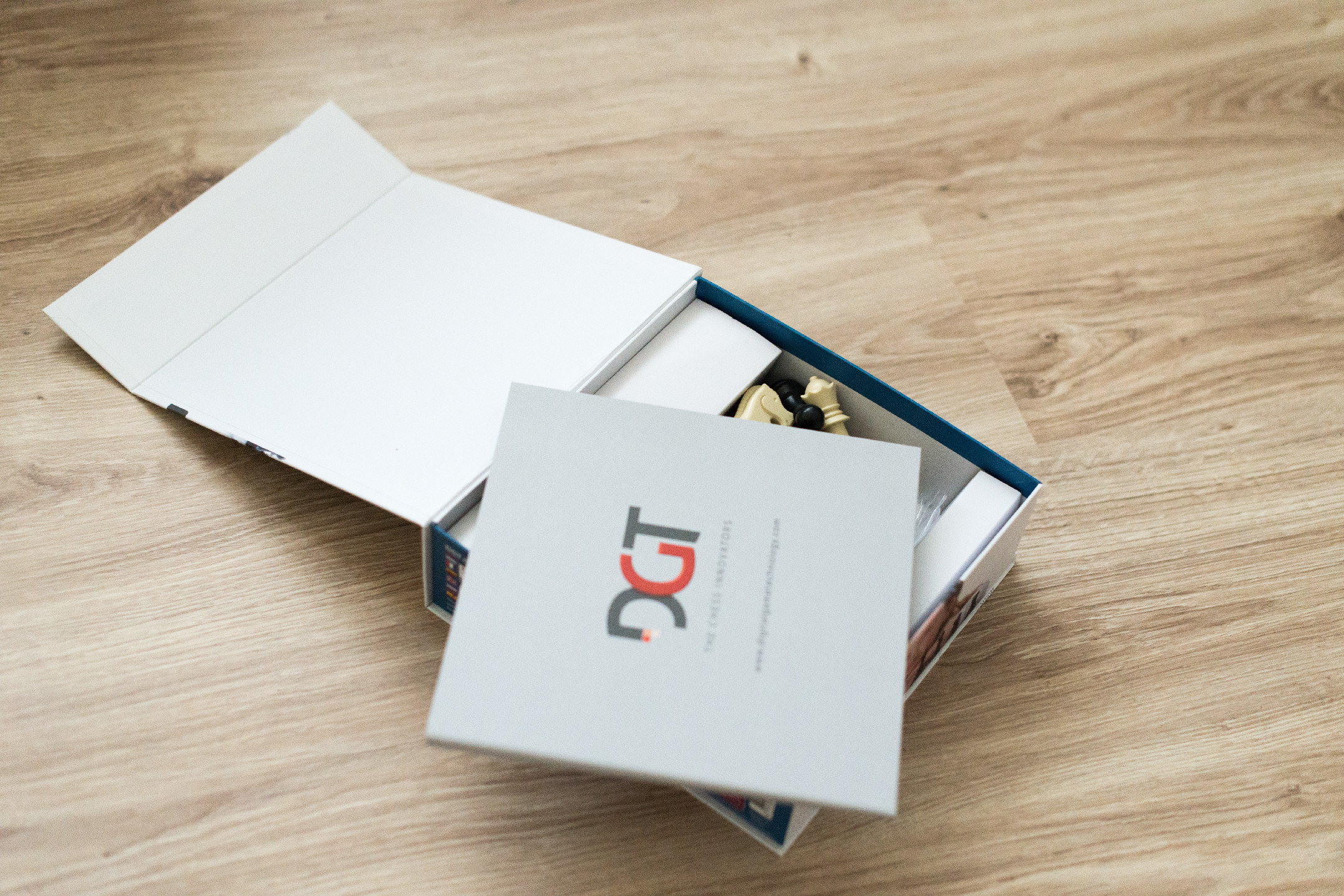 Šachová súprava s digitálnymi hodinami