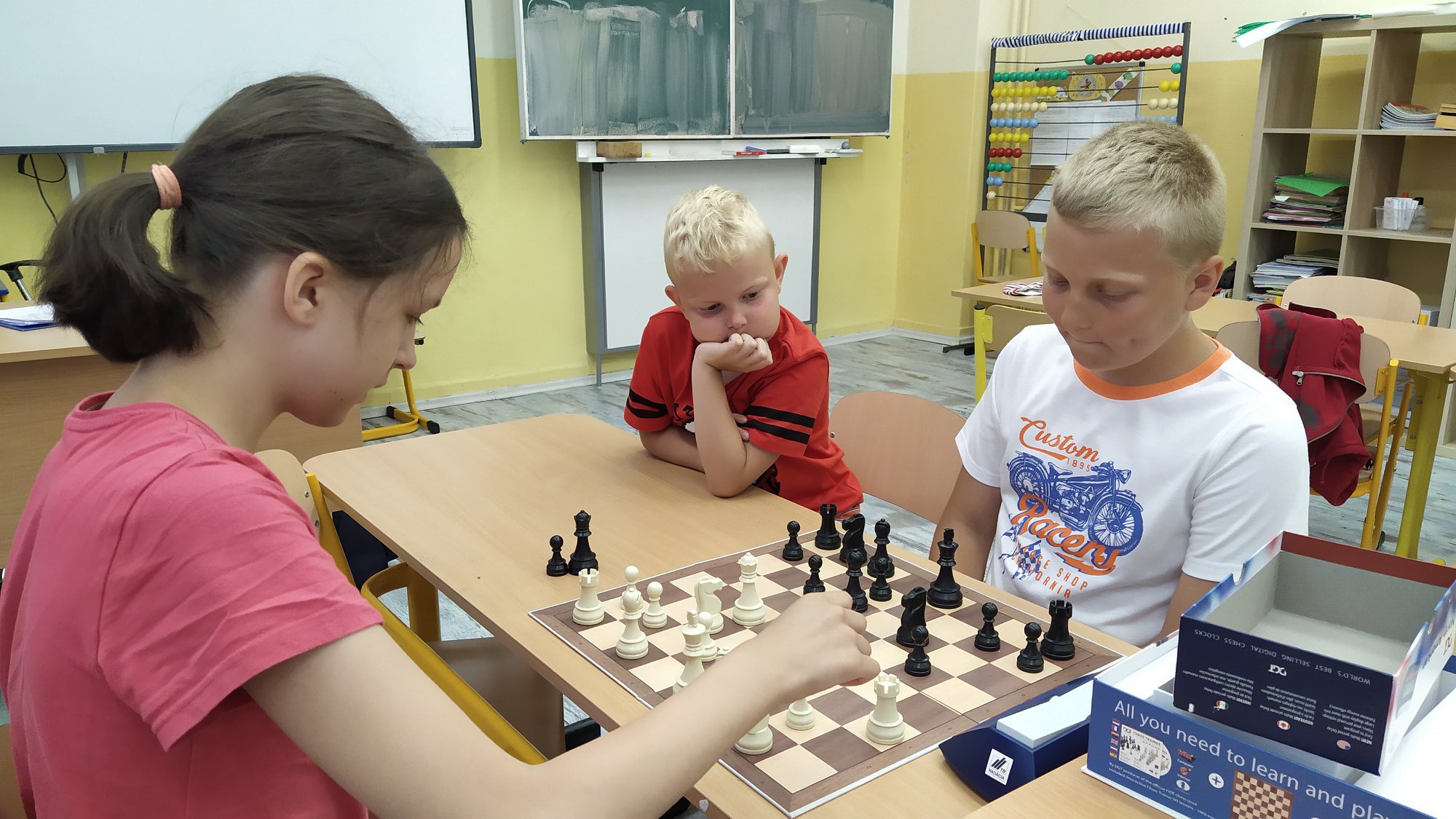 Šachová súprava s digitálnymi hodinami