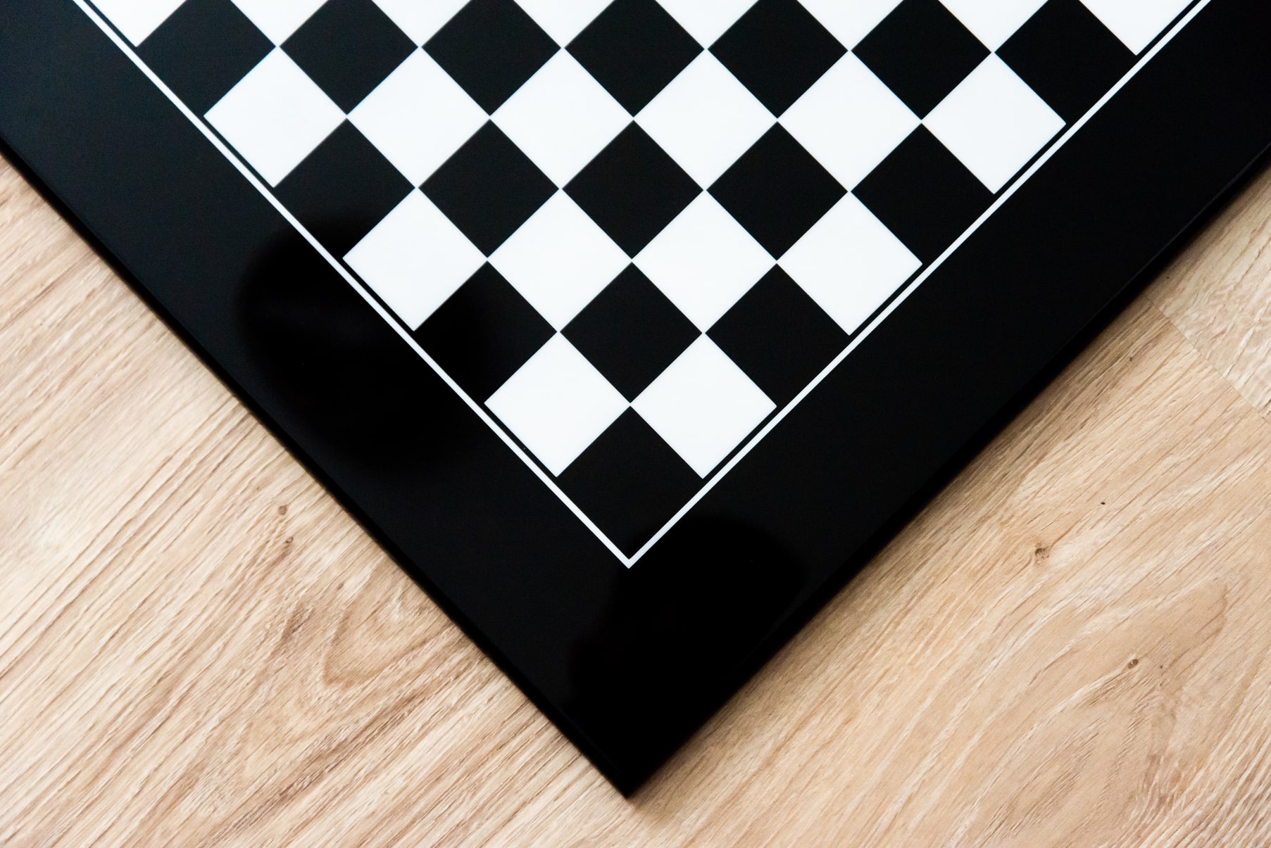 Černá lesklá dřevěná šachovnice
