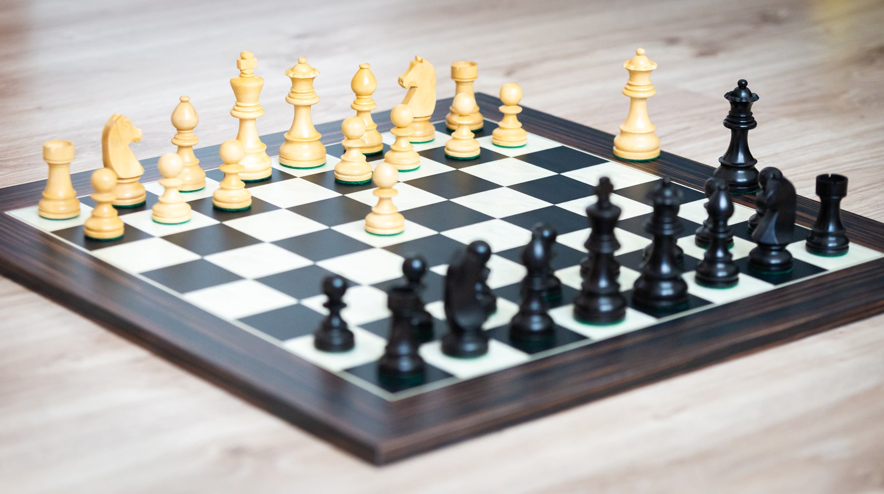 Dřevěná šachová souprava Black Ebony DeLuxe