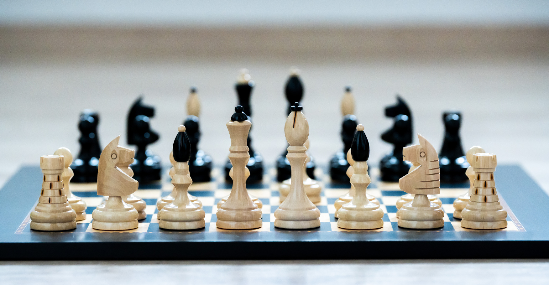 Dřevěné šachy Queen's gambit