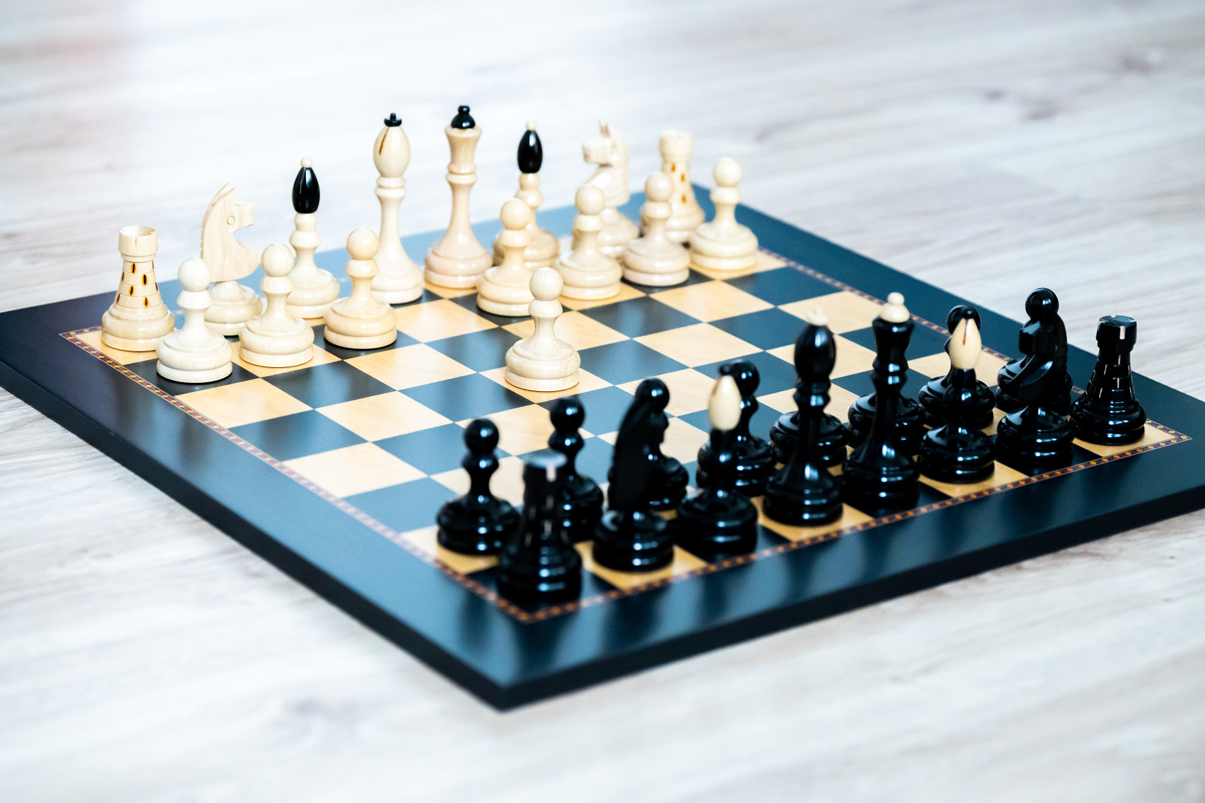 Dřevěné šachy Queen's gambit