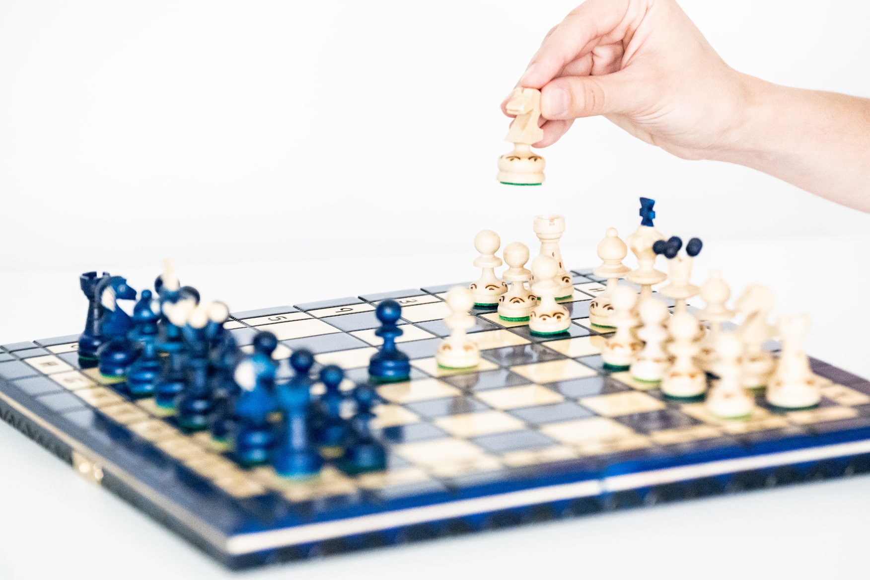 Drevené šachy Dámsky gambit modré