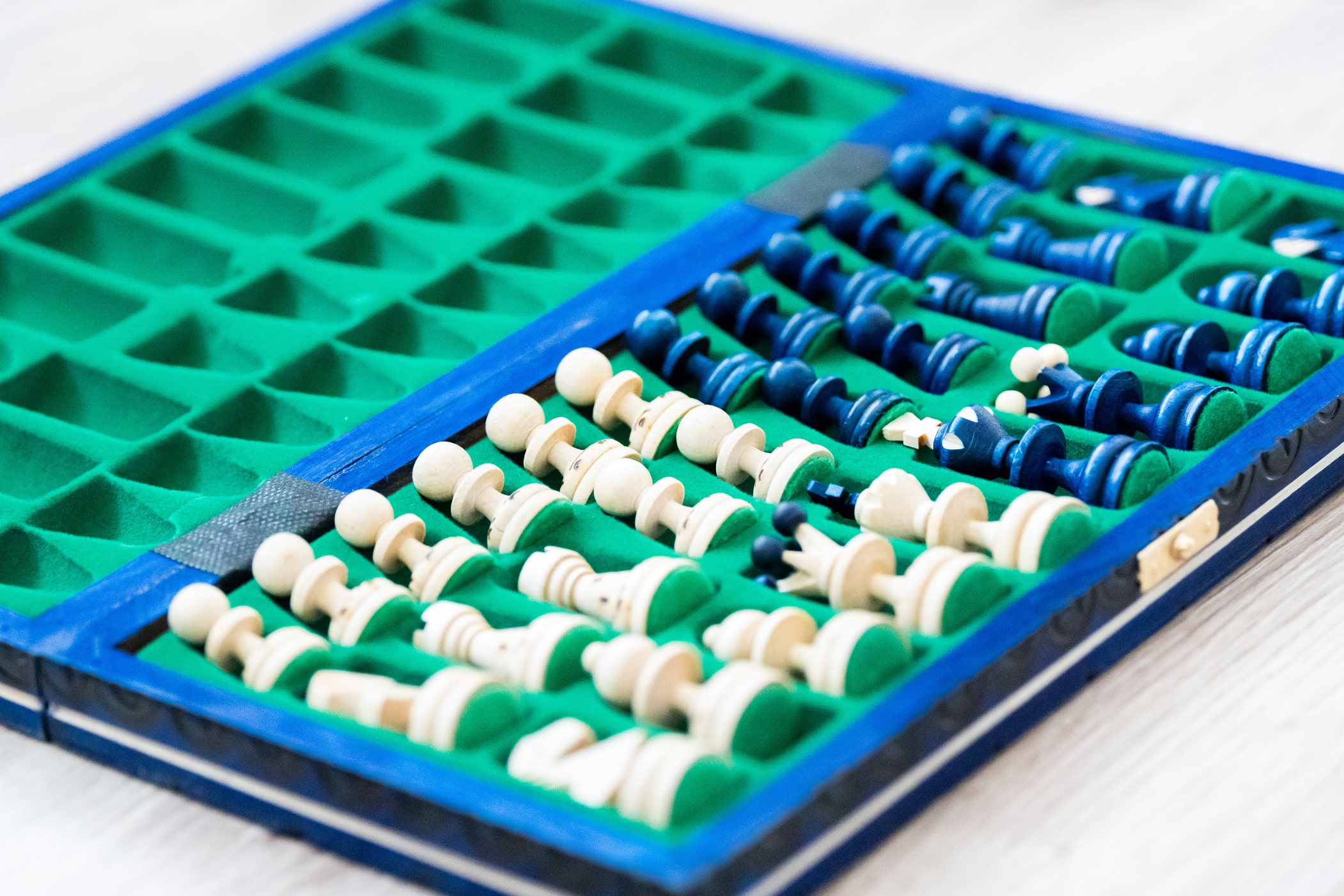 Drevené šachy Dámsky gambit modré