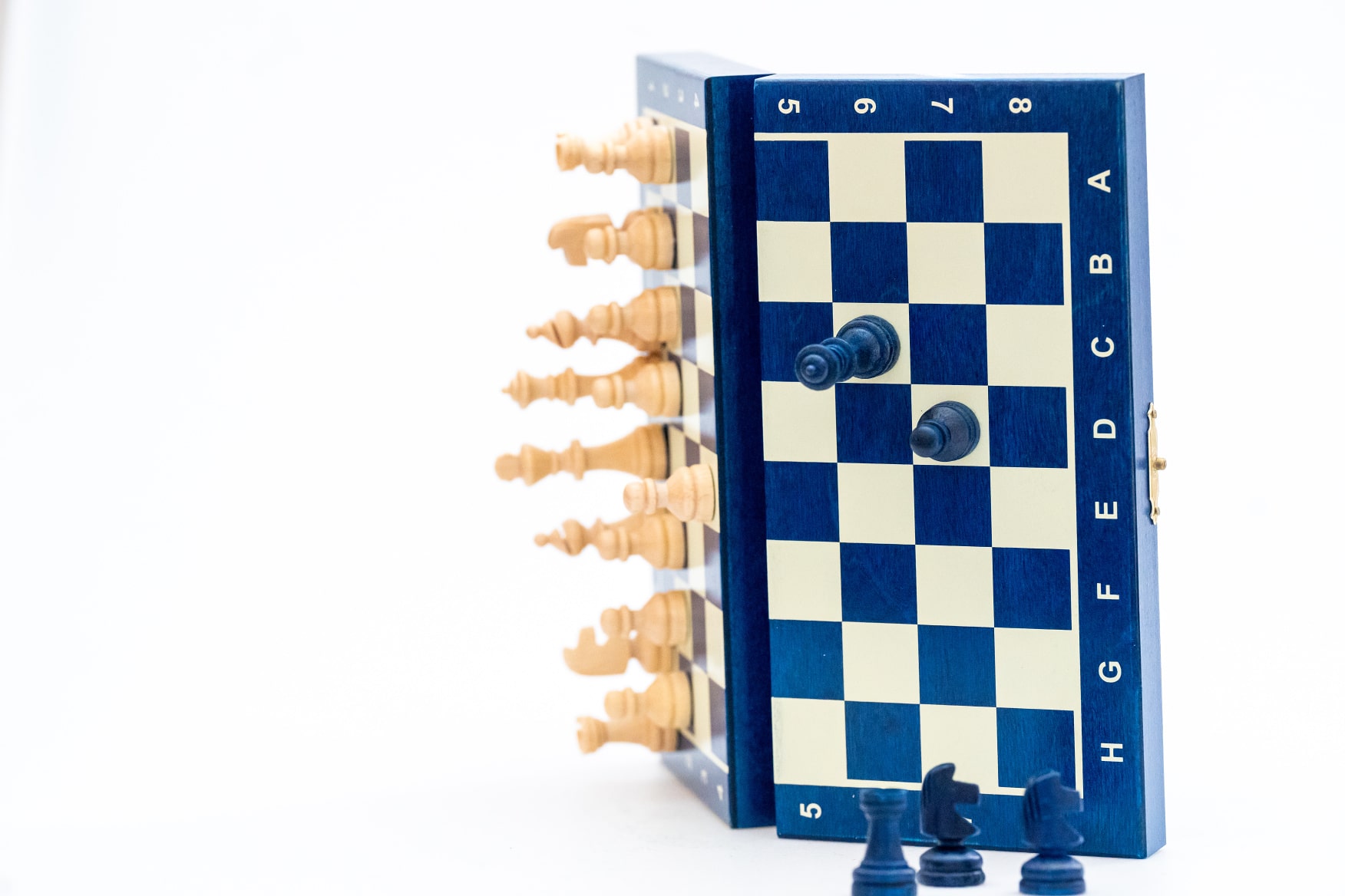 Magnetické drevené šachy mini modré