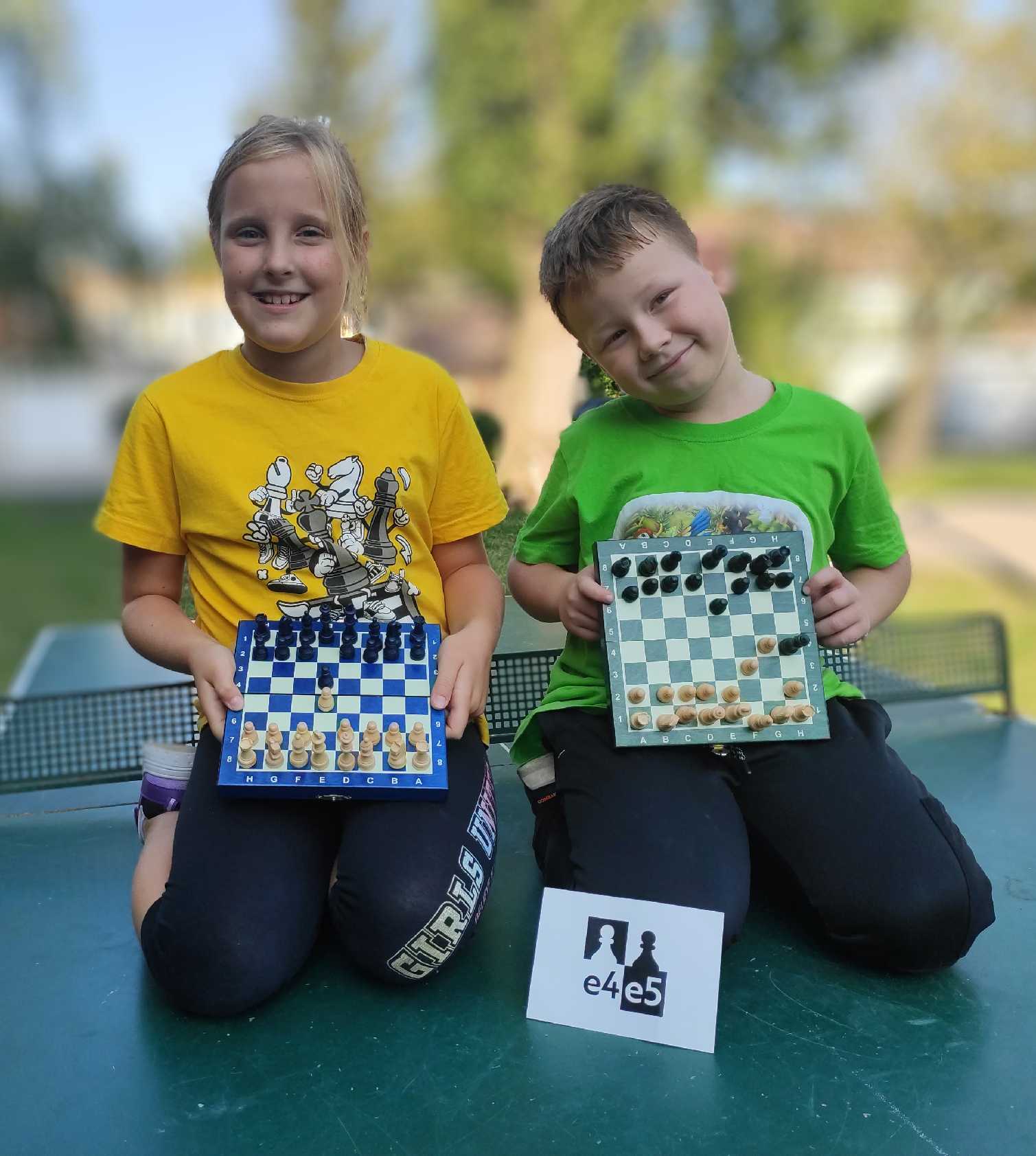 Magnetické drevené šachy mini modré