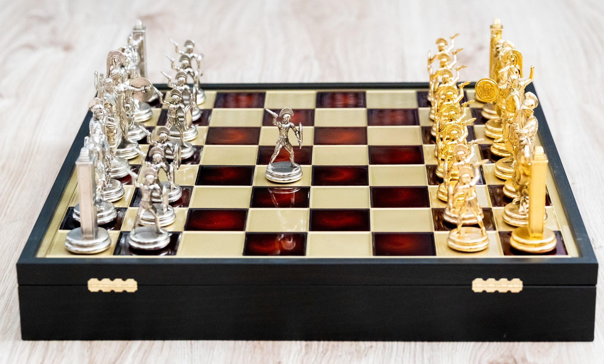 Šachová súprava Grécka mytológia v drevenej kazete