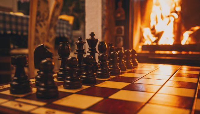 Nebudeme klamať. S chladnými dňami je čoraz príjemnejšie hrať celé hodiny doma šach🫠...