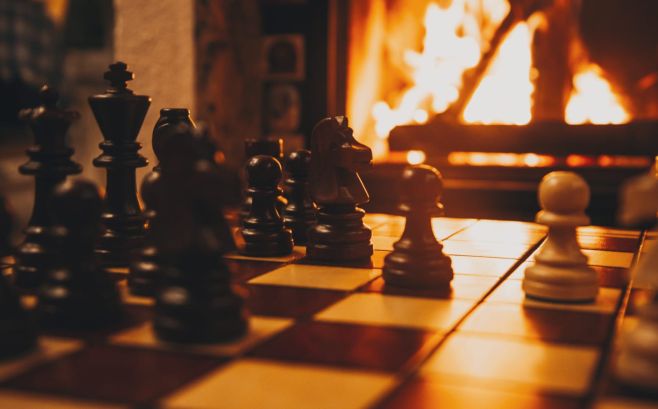 V zime má šach špeciálne kúzlo, súhlasíte?🙂🔥 www.sachovyobchod.sk/sachy/ #e4e5 #sachovydarcek #sachprekazdeho #kralovskahra